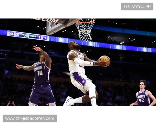 里夫斯复出空接助攻詹姆斯背扣，湖人主场沸腾